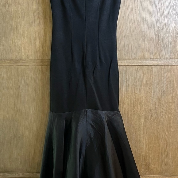 St.John Black Gown - Picture 4 of 6